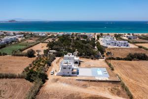 una vista aerea di una casa con l'oceano di Studio 28 a Naxos Chora