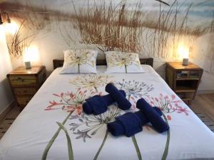 ドラギニャンにあるLa Bastide Des Selvesのベッドルーム1室(青い枕のベッド1台付)