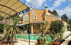 una casa con piscina di fronte a una casa di Les Moineaux a Rustrel