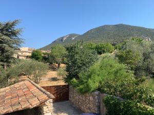 Vista generica sulle montagne o vista sulle montagne dall'interno del bed & breakfast
