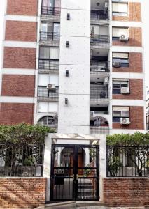 un bâtiment avec une porte devant lui dans l'établissement Torres de Nuñez, à Buenos Aires