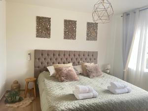 um quarto com uma cama grande com duas toalhas em Vakantiewoning De Winning em Aan de Wolfsberg