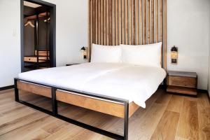 Una cama o camas en una habitación de Alaïa Lodge