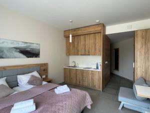 a bedroom with two beds and a sink and a kitchen at Aparthotel Apartamenty Czarna Góra 112 in Sienna