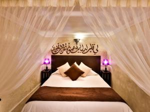 A bed or beds in a room at Riad Casa Lalla