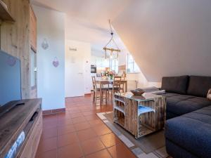uma sala de estar com um sofá e uma mesa em Feriendorf Rugana - Komfort Appartement mit 1 Schlafzimmer B12 em Dranske
