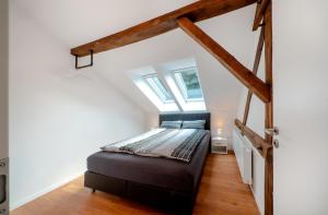 ein Schlafzimmer mit einem Bett im Dachgeschoss in der Unterkunft Ferienwohnung auf Zürns Hoff in Bötersen