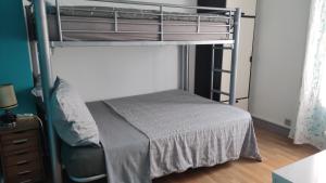 - une chambre avec des lits superposés dans l'établissement Chambres HABILIS, à Paray-Vieille-Poste