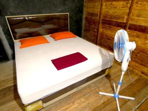 Tempat tidur dalam kamar di Olala Café & Bungalows