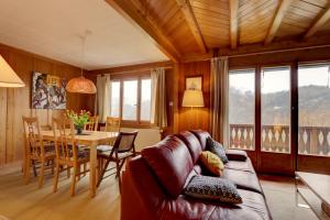 a living room with a couch and a table at Chalet Le Tsalè in Les Sciernes d'Albeuve