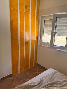 Fotografia z galérie ubytovania Small, 2 bedroom house, 50 m from the sea, with personal pool v destinácii Vrboska