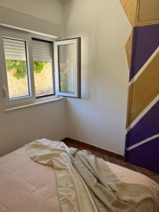 Fotografia z galérie ubytovania Small, 2 bedroom house, 50 m from the sea, with personal pool v destinácii Vrboska