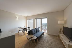 - un salon avec un canapé et une table dans l'établissement BmyGuest - Sao Vitor Balcony Apartment, à Porto