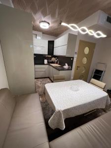 Párizsi Udvar Prémium Apartman 객실 침대