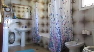A bathroom at Sea La Vie