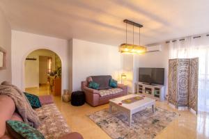 uma sala de estar com um sofá e uma televisão em Large Bright Henrys Holiday Apartment on Spains Costa Calida em Águilas