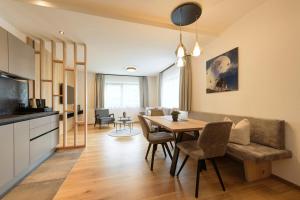 Kuchyňa alebo kuchynka v ubytovaní Haus St Anton - INKL PREMIUM SOMMERKARTE
