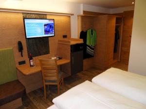 Telewizja i/lub zestaw kina domowego w obiekcie Hotel Garni Siegmundshof - inclusive Joker Card im Sommer