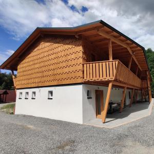 a small house with a wooden roof on top at Gallien - Hopfenboden in Pernegg