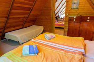 a room with two beds in a cabin at Ferienhaus Gitti in Freest