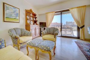 salon z kanapą i krzesłami oraz balkonem w obiekcie 3 bedrooms Cannes Center south terrace w Cannes
