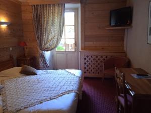 TV a/nebo společenská místnost v ubytování Hotel les Sapins