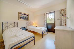sypialnia z dwoma łóżkami i oknem w obiekcie 3 bedrooms Cannes Center south terrace w Cannes