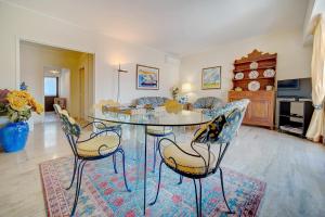 jadalnia ze szklanym stołem i krzesłami w obiekcie 3 bedrooms Cannes Center south terrace w Cannes