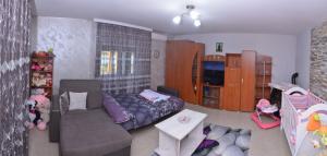 sala de estar con cama y TV en IDILA, en Kladušnica