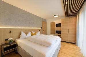 Posteľ alebo postele v izbe v ubytovaní Haus St Anton - INKL PREMIUM SOMMERKARTE