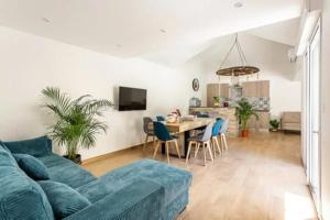 sala de estar con sofá azul y mesa en La Grignotière Lodge & Spa, en Crécy-la-Chapelle