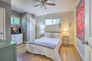 מיטה או מיטות בחדר ב-Whimsical Sacramento Home with Garden and Patio!