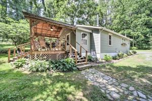 Foto de la galería de Charming Waynesville Cottage Less Than 2 Mi to Main St en Waynesville