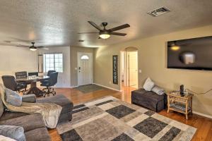 ein Wohnzimmer mit einem Deckenventilator und einem Tisch in der Unterkunft Lake Havasu City Home with Patio about 3 Mi to Lake in Lake Havasu City