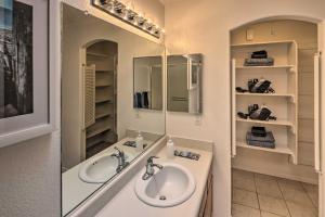 ein Badezimmer mit zwei Waschbecken und einem Spiegel in der Unterkunft Lake Havasu City Home with Patio about 3 Mi to Lake in Lake Havasu City + 26 Fotos