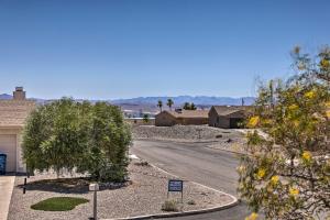 eine leere Straße in einem Wohnviertel mit Bäumen in der Unterkunft Lake Havasu City Home with Patio about 3 Mi to Lake in Lake Havasu City