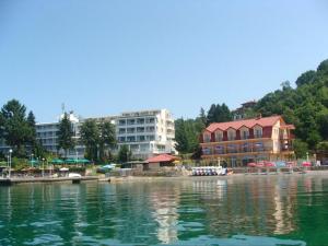 una gran masa de agua con edificios en el fondo en Villa Cvet Rooms, en Ohrid