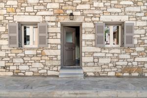 The facade or entrance of TAKIS GUESTHOUSE-Orneda-HERMOUPOLIS