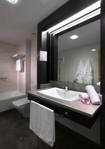 Koupelna v ubytování Hotel Macià Real De La Alhambra