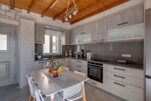 A kitchen or kitchenette at TAKIS GUESTHOUSE-Orneda-HERMOUPOLIS