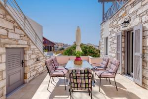 A seating area at TAKIS GUESTHOUSE-Orneda-HERMOUPOLIS