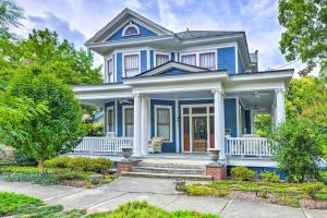 Zahrada ubytování Elegant Raleigh Home with Porch, Walk Downtown!