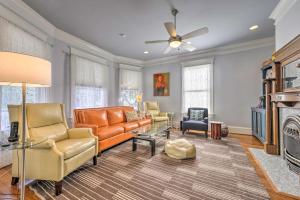 Posezení v ubytování Elegant Raleigh Home with Porch, Walk Downtown!