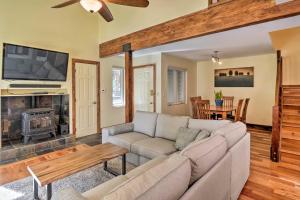 een woonkamer met een bank en een open haard bij Peaceful Edwards Condo with Mountain Views! in Edwards