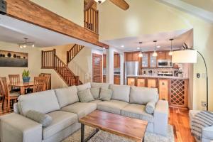 een woonkamer met een bank en een tafel bij Peaceful Edwards Condo with Mountain Views! in Edwards