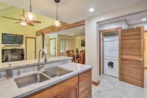 een keuken met een wastafel en een vaatwasser bij Peaceful Edwards Condo with Mountain Views! in Edwards +22 foto's