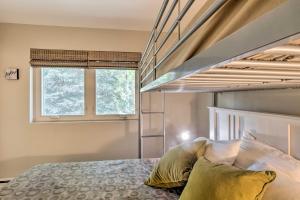 een slaapkamer met een stapelbed en een ladder bij Peaceful Edwards Condo with Mountain Views! in Edwards