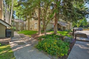een huis met bomen en bloemen in een tuin bij Peaceful Edwards Condo with Mountain Views! in Edwards