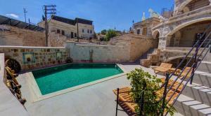 una piscina en medio de una casa en Capp Royal Cave HOTEL, en Ürgüp