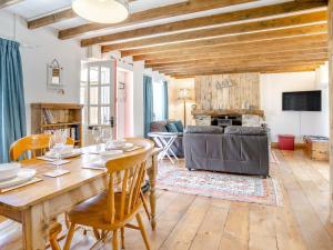 uma sala de jantar com uma mesa de madeira e cadeiras em Sea Pickle Cottage em Haverfordwest